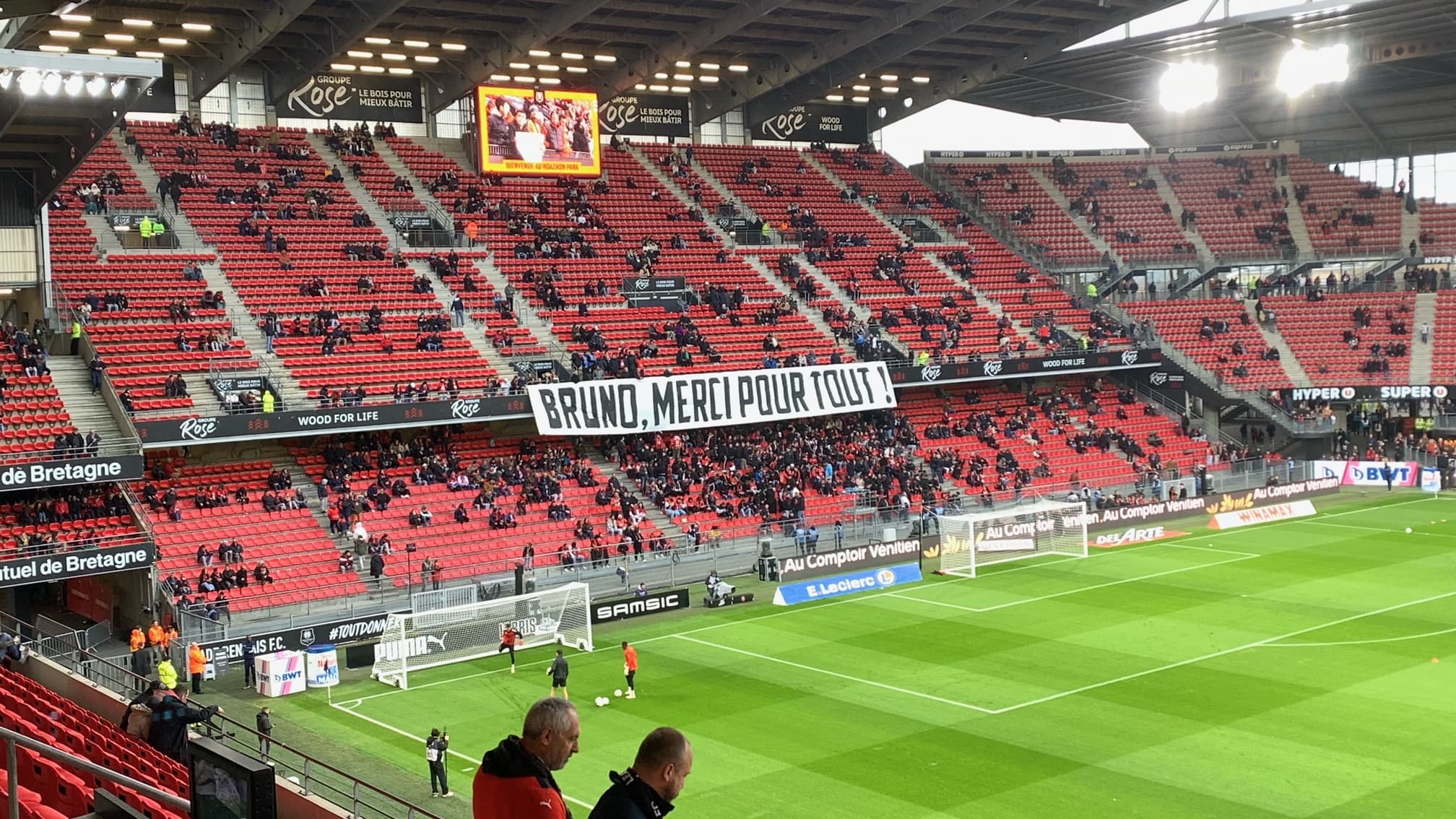 Le kop rennais déploie une banderole en hommage à Bruno Genesio, avant Rennes-Reims le 26 novembre 2023
