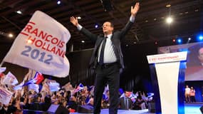 A quatre jours du premier tour de l'élection présidentielle, François Hollande reste solidement installé dans le fauteuil de favori face à un Nicolas Sarkozy qui cherche une improbable parade. /Photo prise le 17 avril 2012/REUTERS/Pascal Rossignol