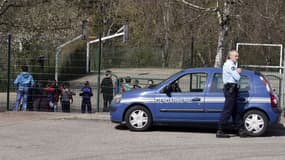 Un gendarme devant l'école de Villefontaine où le directeur est soupçonné d'agressions sexuelles sur des enfants.