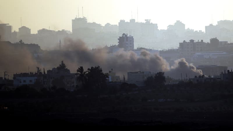 De la fumée s'élève au dessus de Gaza après une frappe israélienne, le 21 août2014.