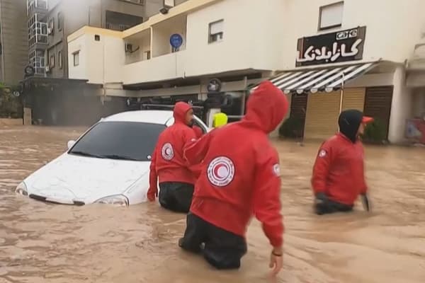 Une équipe du Croissant-Rouge libyen dans la ville d'al-Bayda, dans l'est de la Libye, lors d'inondations meurtrières.