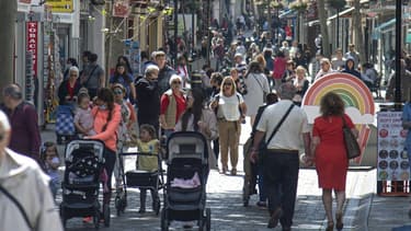 Des passants se promènent sans masques à Gibraltar (Royaume Uni) le 6 avril 2021 suite à un allègement des règles en ce sens
