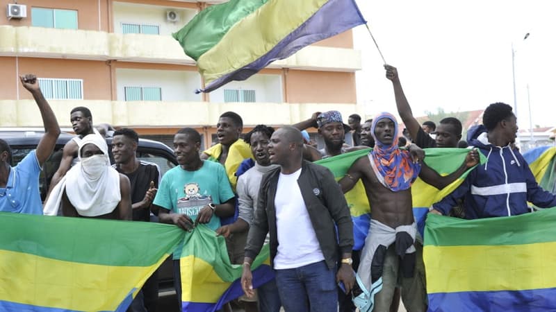 Des Gabonais dans les rues de Libreville après le coup d'État, le 30 août 2023 