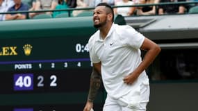 L'Australien Nick Kyrgios grimaçant de douleur après avoir servi contre le Canadien Felix Auger-Aliassime au troisième tour de Wimbledon 2021, au sud-ouest de Londres, le 3 juillet 2021