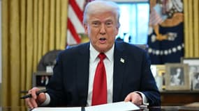 Donald Trump signe un décret présidentiel dans le Bureau Ovale le 26 mars 2025