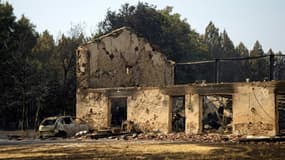 Une maison détruite dans un incendie de forêt, le 11 août 2022 à Belin-Beliet, en Gironde
