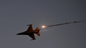 Un avion de chasse F-16C effectue un vol lors du meeting aérien Antidotum à Leszno, en Grande-Pologne, le 22 juin 2024. 
