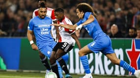 Dimitri Payet et Matteo Guendouzi entourent Tyrell Malacia