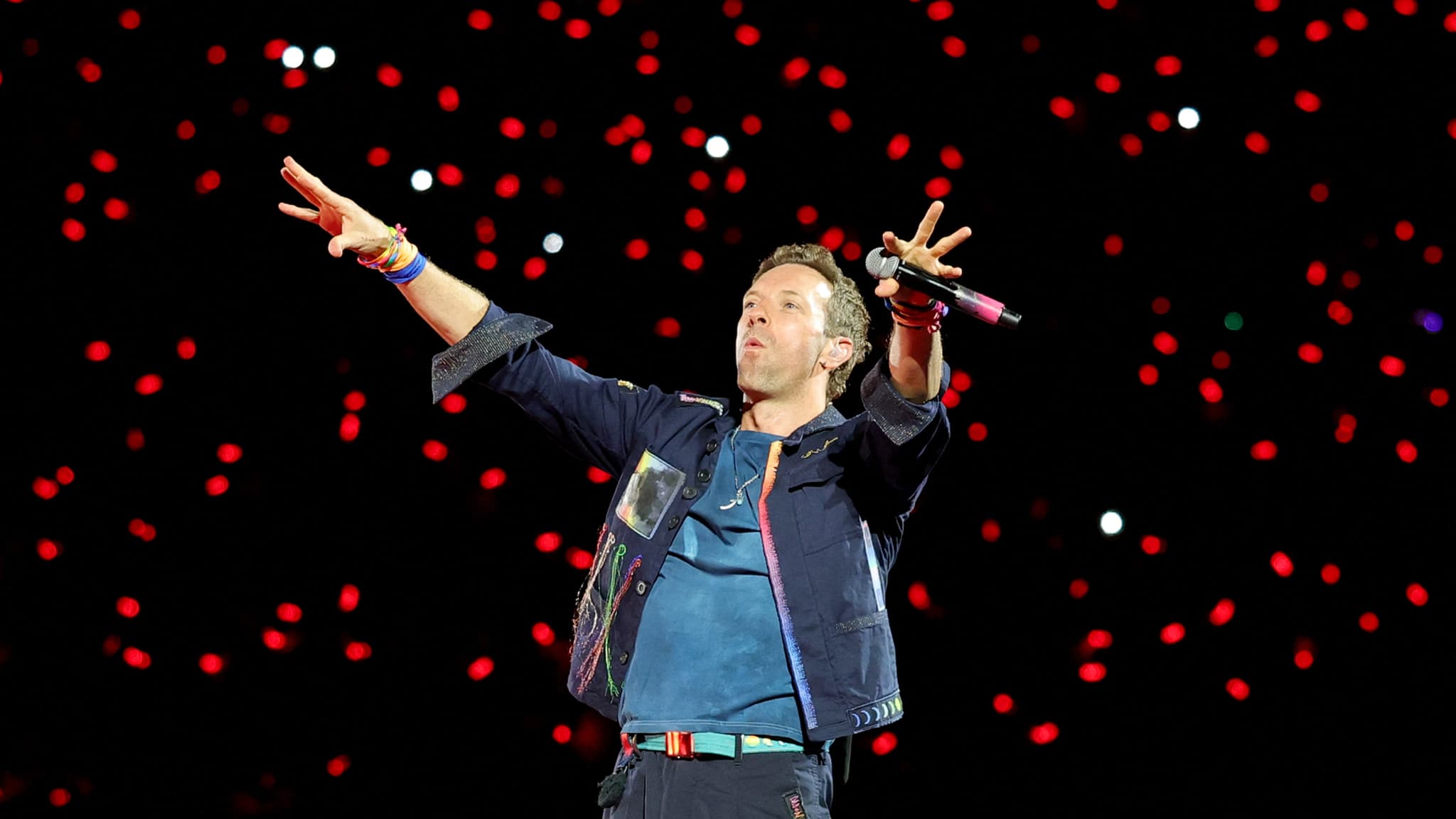 "C'EST BIEN VOTRE COMPAGNE?": CHRIS MARTIN IRONISE AVANT UNE DEMANDE EN MARIAGE LORS D'UN CONCERT DE COLDPLAY