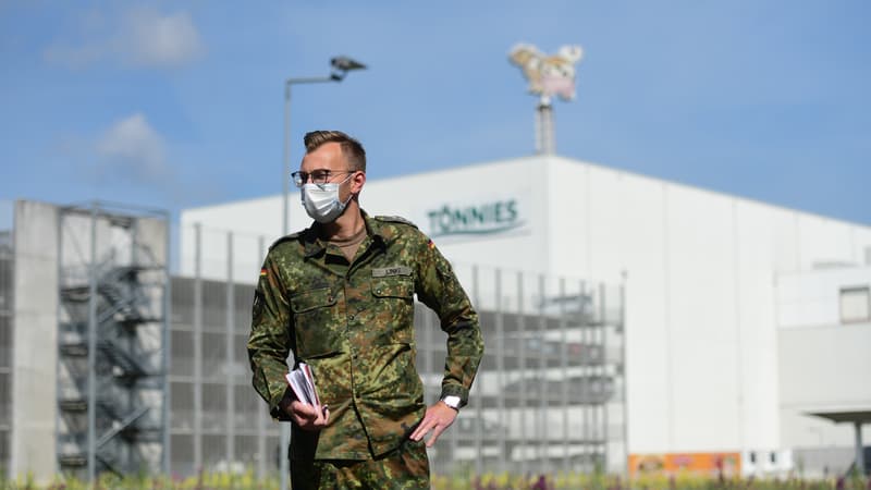 Un soldat le 19 juin 2020 devant les locaux de l'abattoir Tönnies, à Rheda-Widenbrück (Allemagne), où des centaines de cas de coronavirus ont été détectés.