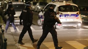 Un policier cagoulé porte un LBD lors de violences urbaines à Villeneuve-la-Garenne, le 20 avril 2020
