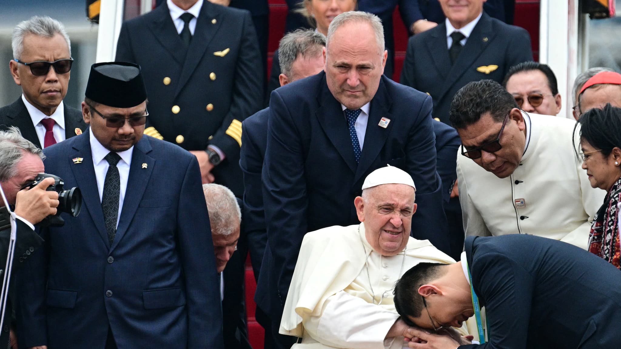 Le pape François est accueilli à son arrivée à l'aéroport international Soekarno-Hatta de Jakarta, le 3 septembre 2024. 