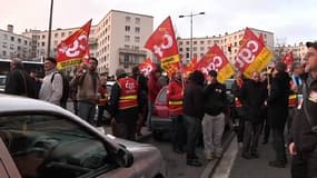 Une centaine de manifestants attendent Hollande à Toulouse