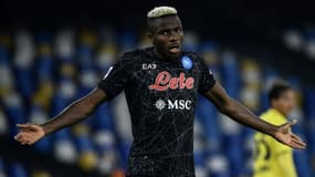 Le buteur du Napoli Victor Osimhen, ici contre Bologne en Serie A le 28 octobre 2021 au stade Diego-Maradona, est très attendu pour le choc contre l'Inter Milan 