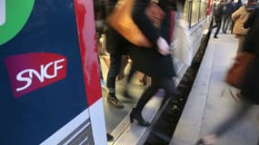 Des voyageurs sortant d'un Transilien. (Photo d'illustration)