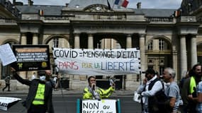 Manifestation contre le pass sanitaire le 5 août 2021 devant le Conseil constitutionnel à Paris 