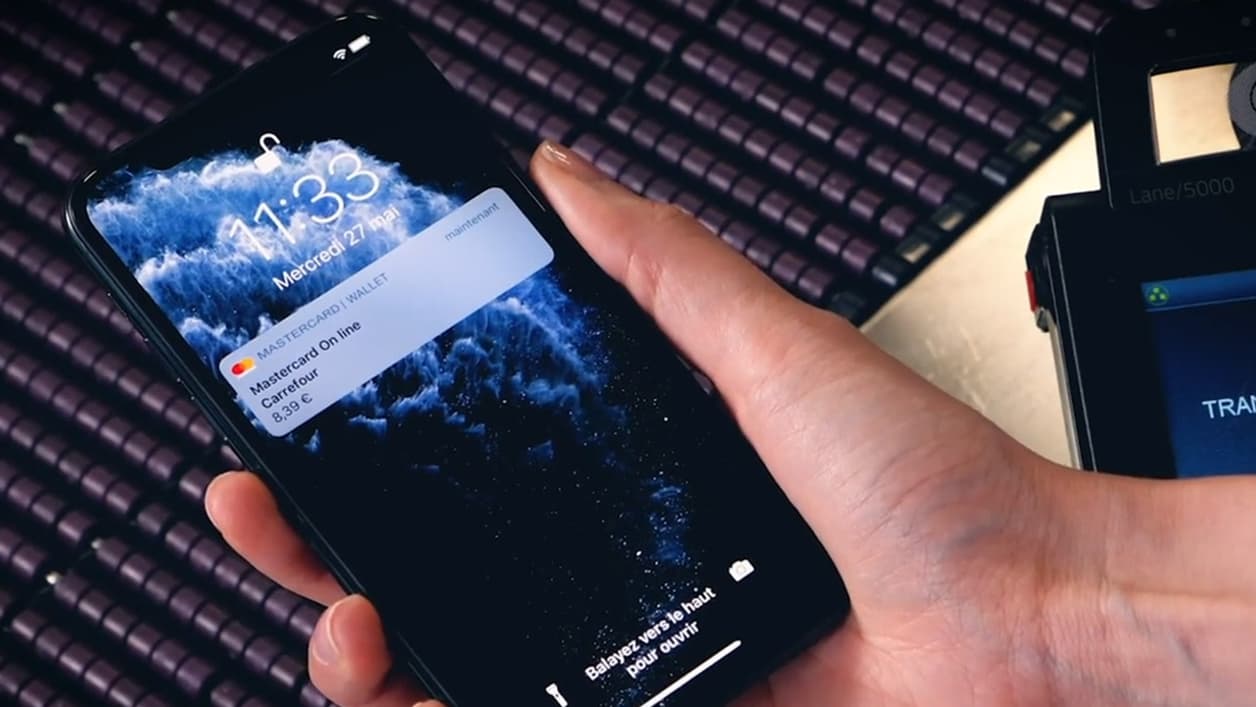 Un client de Carrefour payant avec Apple Pay Un client de Carrefour payant avec Apple Pay
