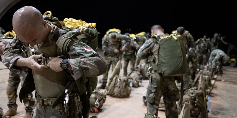 Des soldats français du 2e Régiment Etranger de Parachutistes (2eREP) se préparent à une mission sur la base aérienne française BAP, à Niamey, le 14 mai 2023.