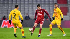 Sergino Dest, Robert Lewandowski et Gerard Piqué, à Munich le 8 décembre 2021
