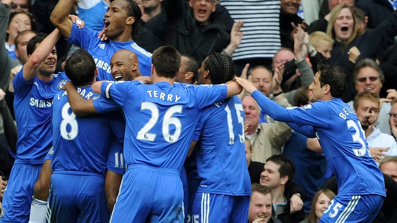 Drogba et ses partenaires fêtent le titre.