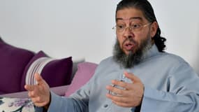 L'imam Mahjoub Mahjoubi lors d'un entretien chez lui, à Soliman, en Tunisie, le 23 février 2024 au lendemain de son expulsion de France 