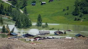 Le village de Blatten est désormais enfoui sous le monticule de terre, glace et roche. 