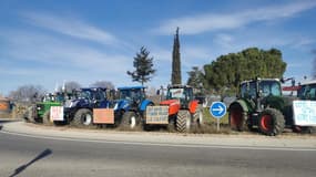 Des tracteurs sur le rond-point de l'autoroute A51 à Manosque le 26 janvier 2024.