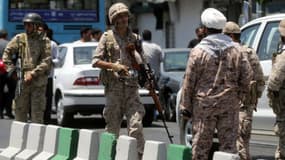 Des policiers aux abords du Parlement iranien après la double attaque à Téhéran le 7 juin 2017