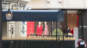 La devanture du joaillier de luxe Harry Winston, dans le 8e arrondissement de Paris, après son braquage, le 18 mai 2024.