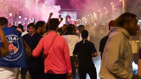 Quelques heurts ont éclaté sur les Champs-Élysées après la qualification du PSG en finale de la Ligue des champions.