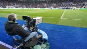 Une caméra en bord de pelouse lors d'un match de Premier League, en mars 2023.