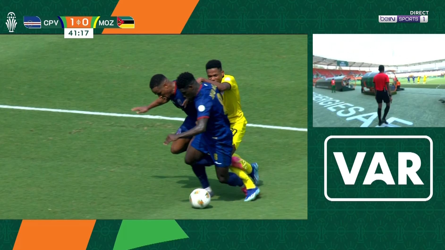 Arbitrage vidéo lors de Cap-Vert - Mozambique pour une potentielle faute sur Geny Catamo (40e)