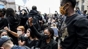 Des manifestants s'agenouillent lors d'un rassemblement près de la place de la Concorde et de l'ambassade américaine, le 6 juin 2020 à Paris, pour dénoncer les violences policières