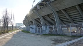 Comme de nombreux équipements sportifs parisiens, le stade Charlety borde le périphérique.