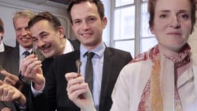 Les candidats à la primaire UMP pour la mairie de Paris reçoivent les clés électroniques chargées de garantir la sécurité du scrutin, le 29 mai 2013.