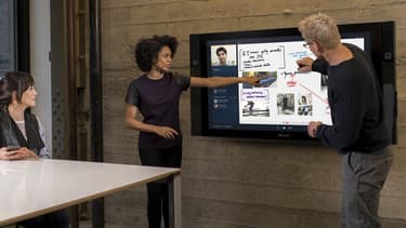 Le grand écran tactile de Microsoft a été pensé pour stimuler le travail collaboratif en entreprise