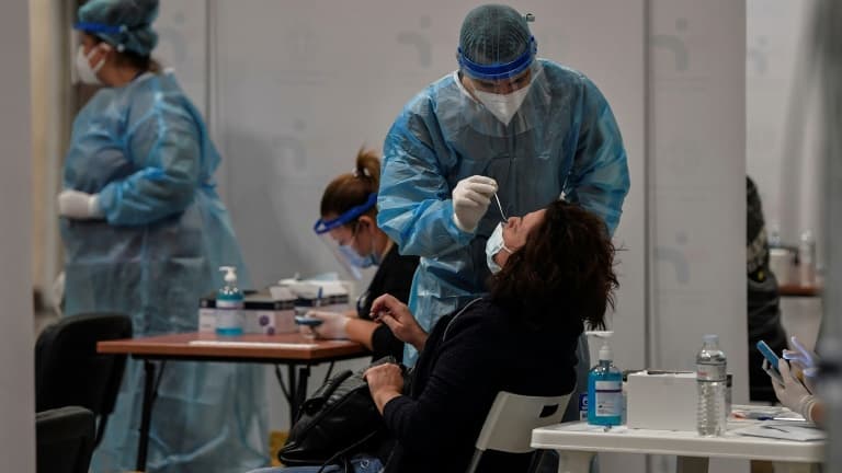 Dépistage du coronavirus dans une station de métro d'Athènes, le 20 octobre 2020 en Grèce
