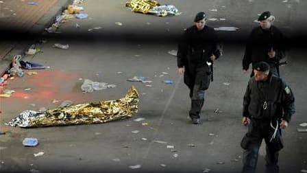 La police allemande a défendu les mesures de sécurité qui étaient en vigueur pour la "Love Parade" de Duisbourg, dans l'ouest du pays, où une bousculade a fait 19 morts et plus de 340 blessés samedi, mais elle a fourni peu d'éléments sur les causes de la