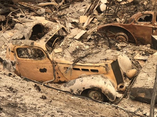 Une voiture de collection complètement ravagée par l'incendie Carr qui a tout détruit sur son passage, ici prés de Redding en Californie . Une voiture de collection complètement ravagée par l'incendie Carr qui a tout détruit sur son passage, ici prés de Redding en Californie .