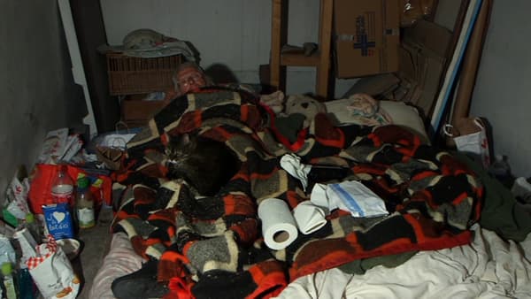 Simone et sa sœur jumelle Christiane vivent depuis le 28 octobre 2022 dans la cave de leur appartement après avoir été expulsées de leur appartement familial.