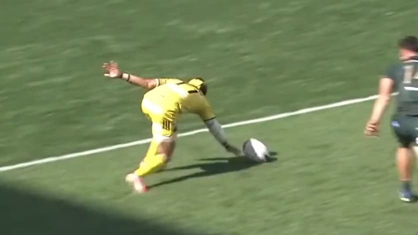 Le raté de Cheslin Kolbe au moment d'aplatir le ballon dans l'en-but lors du match Suntory Sungoliath-Toyota Verblitz (48-25), le 27 avril 2025