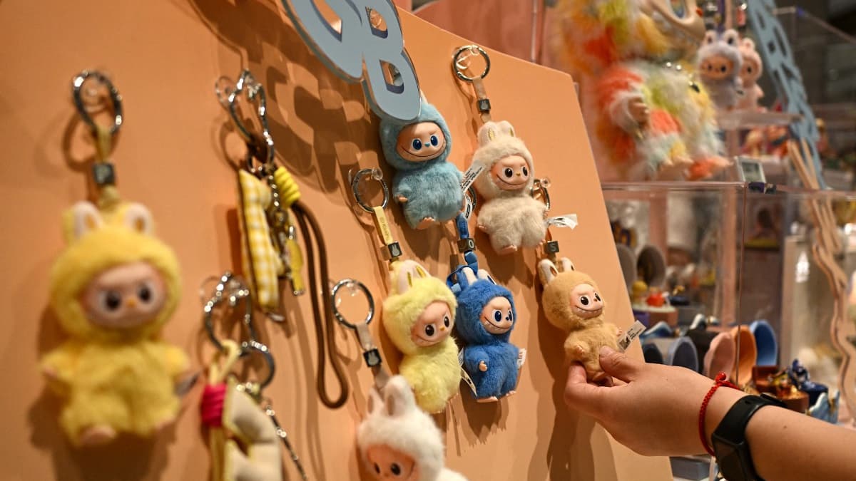 "LAID MAIS MIGNON": L'ARRIVÉE DES MODÈLES MINIATURES DES PELUCHES LABUBU PROVOQUE UNE NOUVELLE RUÉE EN CHINE