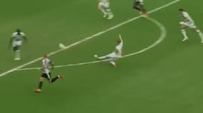Thomas James inscrivant un csc spectaculaire