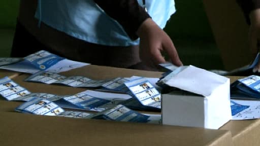 Dépouillement dans un bureau de vote afghan, ce samedi 5 avril.