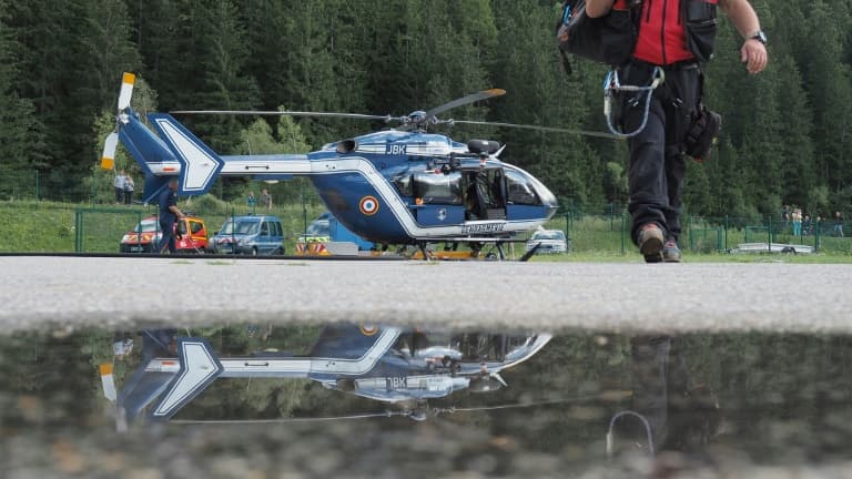 Un hélicoptère du Peloton de gendarmerie de haute montagne (PGHM) - Image d'illustration 