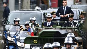 Emmanuel Macron a remonté les Champs-Elysées à bord d'un véhicule militaire, une première sous la Ve République.