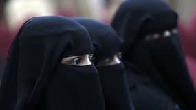 Des femmes portant le voile islamique. - Illustration 