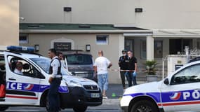 Des policiers enquêtent devant l'entrée de la mosquée de Brest, le 27 juin 2019.