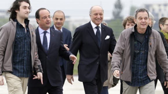 Edouard Elias et Didier François, entourés de François Hollande et Laurent Fabius, sur le tarmac de Villacoublay, le 20 avril. Edouard Elias et Didier François, entourés de François Hollande et Laurent Fabius, sur le tarmac de Villacoublay, le 20 avril.