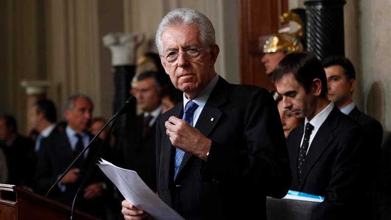 Mario Monti, désigné successeur de Silvio Berlusconi à la présidence du Conseil italien, a formé mercredi son nouveau gouvernement en prenant le portefeuille de l'Economie. /Photo prisele 16 novembre 2011/REUTERS/Tony Gentile